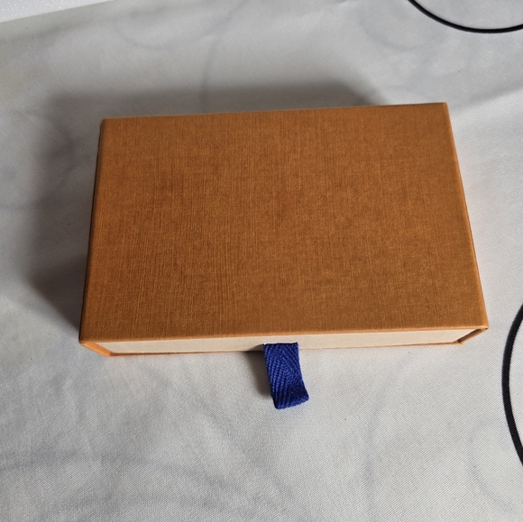 🔥EUC LOUIS VUITTON SMALL GIFT BOX - Picture 3 of 7